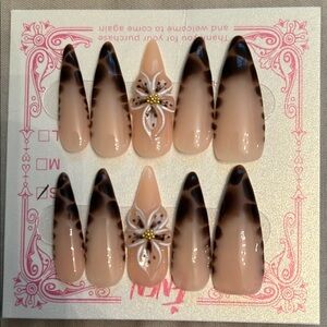 Elegant Brown and Cream Nail Set